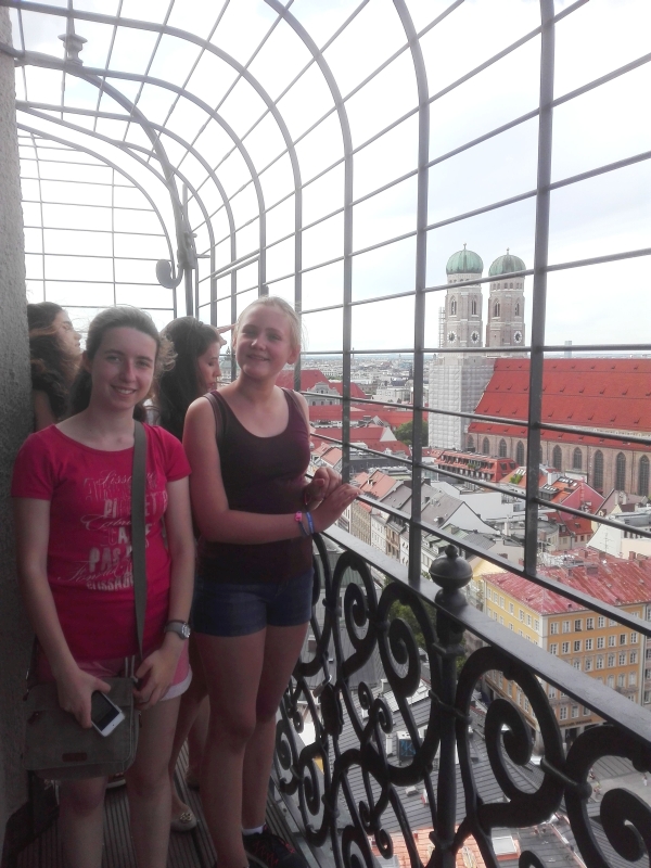 Jacinthe und Pauline auf dem Turm des Alten Peters