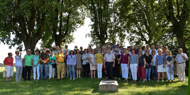 Die Gastfamilien mit ihren Gästen am Denkmal von Théophile Malo Corret de La Tour d'Auvergne in Oberhausen